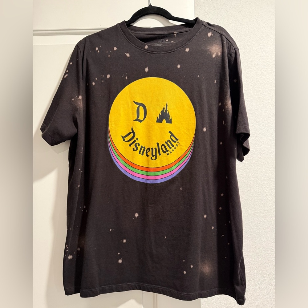 Men’s Disneyland Resort acid washed Black Graphic T-Shirt, Size XL